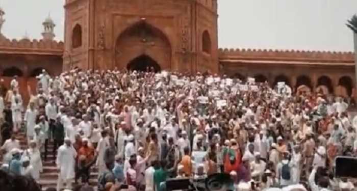 जामा मस्जिद के बाहर प्रदर्शन करने वालों के खिलाफ प्राथमिकी दर्ज